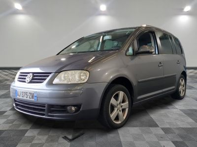 la camionnette argentée est garée sur un sol en damier dans le garage