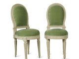 paire de chaises d'appoint peintes de style Louis XVI, avec des assises rembourrées de velours vert