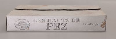 une boîte de pizza posée sur une table, sur la table