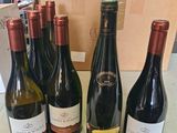 plusieurs bouteilles de vin sont alignées sur une table