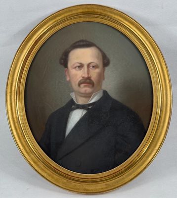 portrait d'un homme en costume noir et chemise blanche