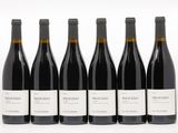six bouteilles de vin rouge sont alignées