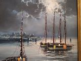 tableau représentant des bateaux sur l'eau, avec la pleine lune en arrière-plan