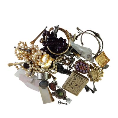 une pile de bijoux assortis sur une surface blanche