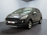 La voiture noire est garée dans le garage de l'immeuble.