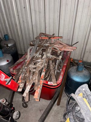 un tas de bois posé sur une charrette dans un garage