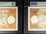 Deux types de monnaie différents sont exposés dans un cadre noir.