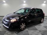 la photo d'une petite voiture noire garée dans un garage
