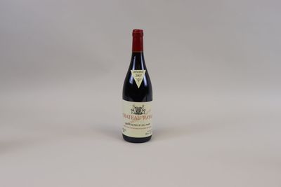une bouteille de vin posée sur une table