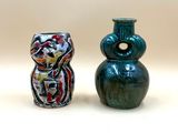 deux vases posés l'un à côté de l'autre sur une table