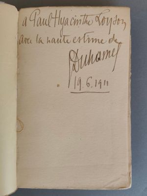 un vieux livre écrit posé sur une table