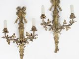 paire d'appliques murales anciennes en laiton ornées d'anges et de fleurs