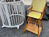 deux chaises et un lit de bébé au milieu d'un parking