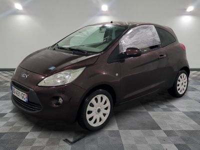 la photo d'une petite voiture garée dans un garage
