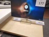 un ordinateur sur un bureau avec un clavier et une souris