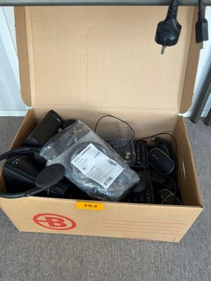 une boîte contenant tout un tas d'appareils électroniques
