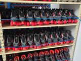 de nombreuses paires de chaussures sur les étagères de la pièce