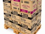 Plusieurs cartons de jouets sont empilés sur des palettes, sur une palette