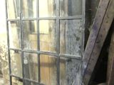 une vieille fenêtre posée par terre