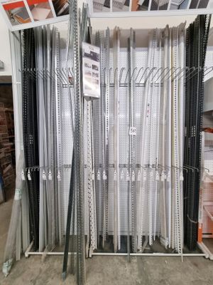 il y a beaucoup de modèles différents de rayonnages métalliques dans le magasin