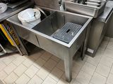 un évier de cuisine dans lequel se trouve une poubelle