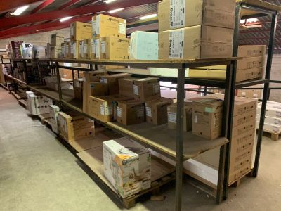 Les cartons sont empilés sur une étagère dans un entrepôt au toit rouge