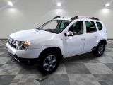 une photo d'une dacia blanche garée sur un sol en damier