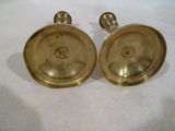 paire de chandeliers anciens en laiton sur fond blanc