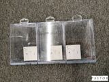 trois boîtes transparentes contenant des appareils électroniques