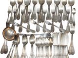 beaucoup de cuillères en argent et de cuillères sur la table