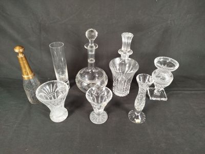 six vases en verre et une bouteille de champagne sur fond noir