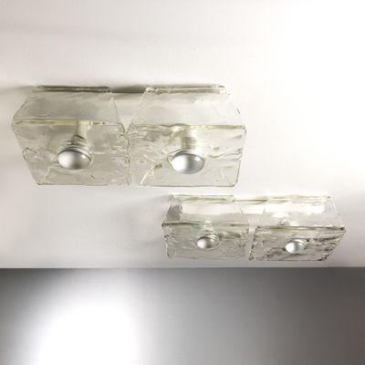 deux morceaux de verre suspendus au plafond