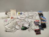 un grand nombre d'objets posés sur une table