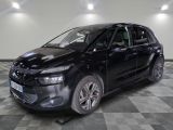 la voiture noire est garée sur un sol en damier dans le garage