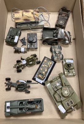 une boîte remplie de véhicules militaires miniatures et d'autres objets