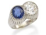 gros plan d'une bague en diamant et saphir sur fond blanc