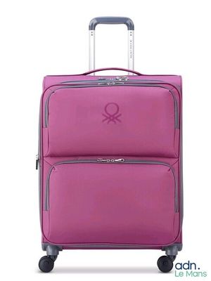 valise violette avec un logo sur le devant et une poignée