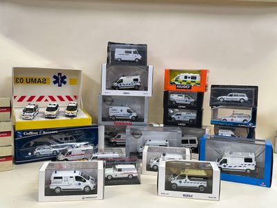 de nombreux modèles différents d'ambulances exposés