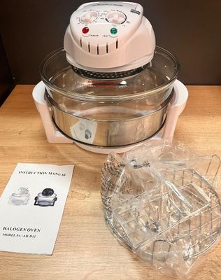 un bol de nourriture posé sur une table à côté d'un mixeur