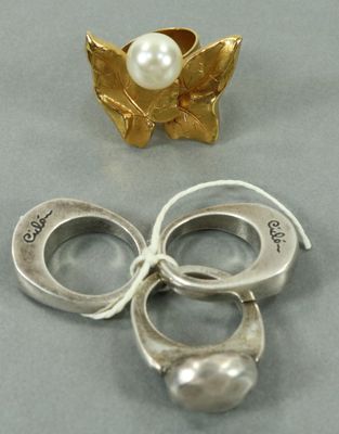 deux bagues et une bague en perle posées sur une table