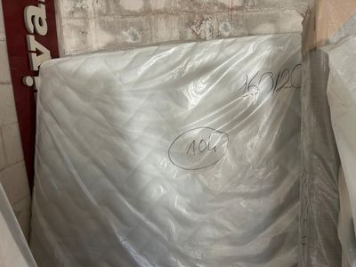 un matelas emballé dans un carton