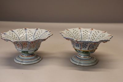 deux vases posés sur une table