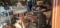 Deux tabourets de piano anciens.
