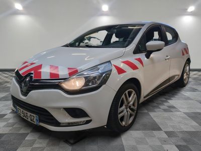 l'avant d'une voiture blanche ornée d'une bande rouge et blanche