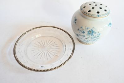 une assiette blanche et un ensemble de sel et de poivre bleu et blanc posés sur une table blanche