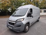 La camionnette argentée est garée sur le parking.