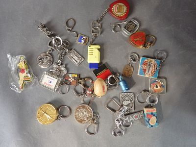 beaucoup de porte-clés posés sur une table