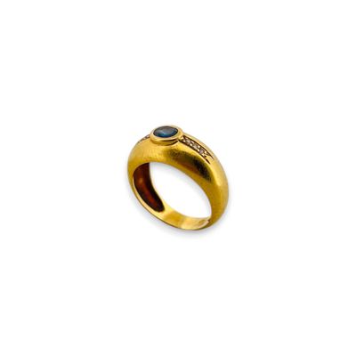 Bague jonc en or jaune 18 k (750) sertie d’un saphir ovale e…