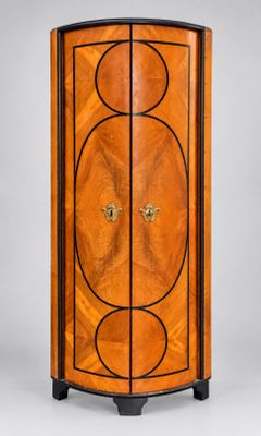 une armoire Art déco à deux portes et deux tiroirs