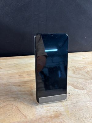 Une photo d'un téléphone portable est posée sur une table en bois